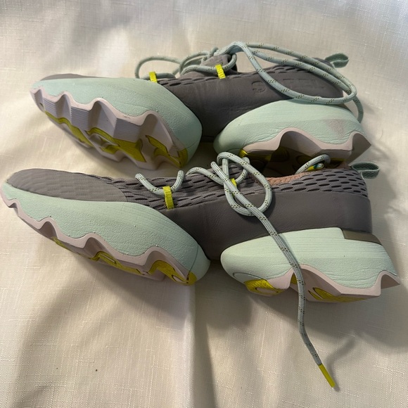 Sorel Sneakers Size 8 - Picture 5 of 6